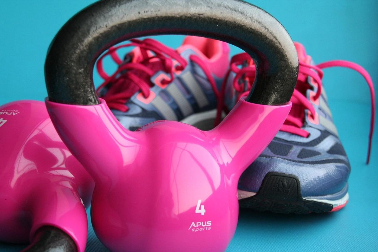 A photo of a 4-kilo weight and behind is a pair of workout shoes. 
