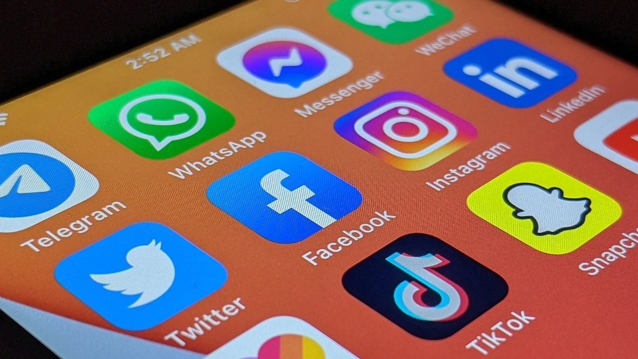 A snapshot of a smartphone's homescreen that shows different social media applications and messaging apps. 